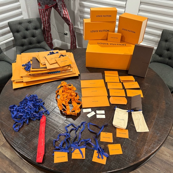 HUGE lot of Louis Vuitton bags, ribbon, boxes, gift tags and receipt sleeves. - Picture 1 of 4